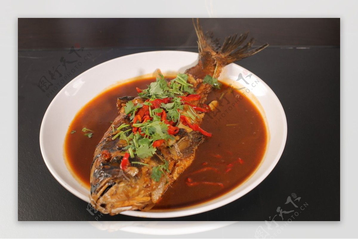 红烧鱼头的正确做法，做出来鱼肉鲜嫩，营养开胃又下饭，太香了_凤凰网视频_凤凰网