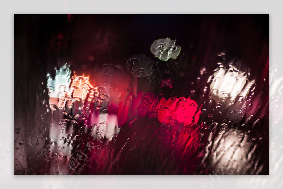 雨中玻璃外的绚烂灯光图片