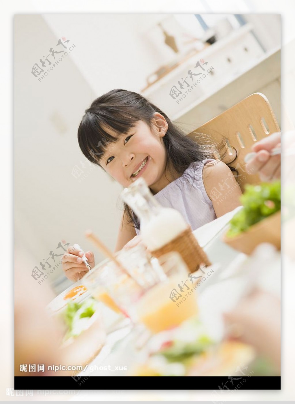 小孩子享受美味早餐图片