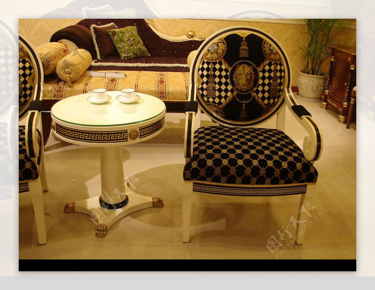 经典欧式家具椅子与圆桌图片