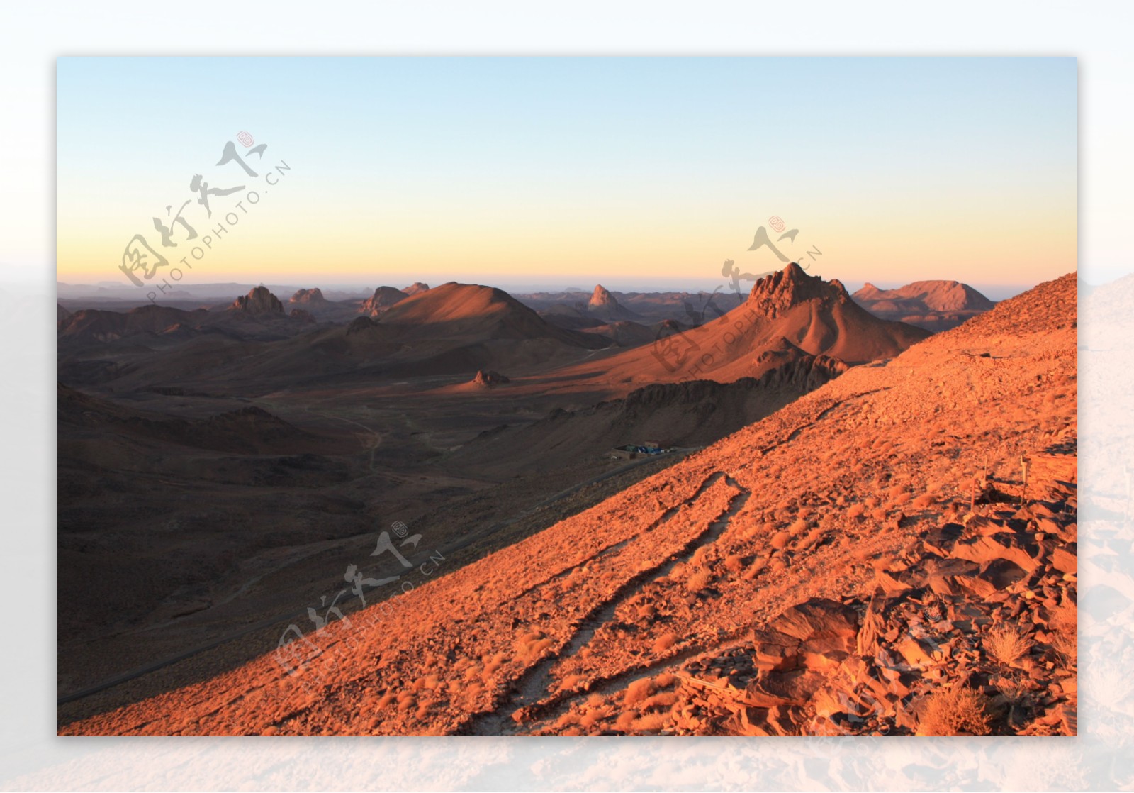 撒哈拉沙漠的彩霞图片