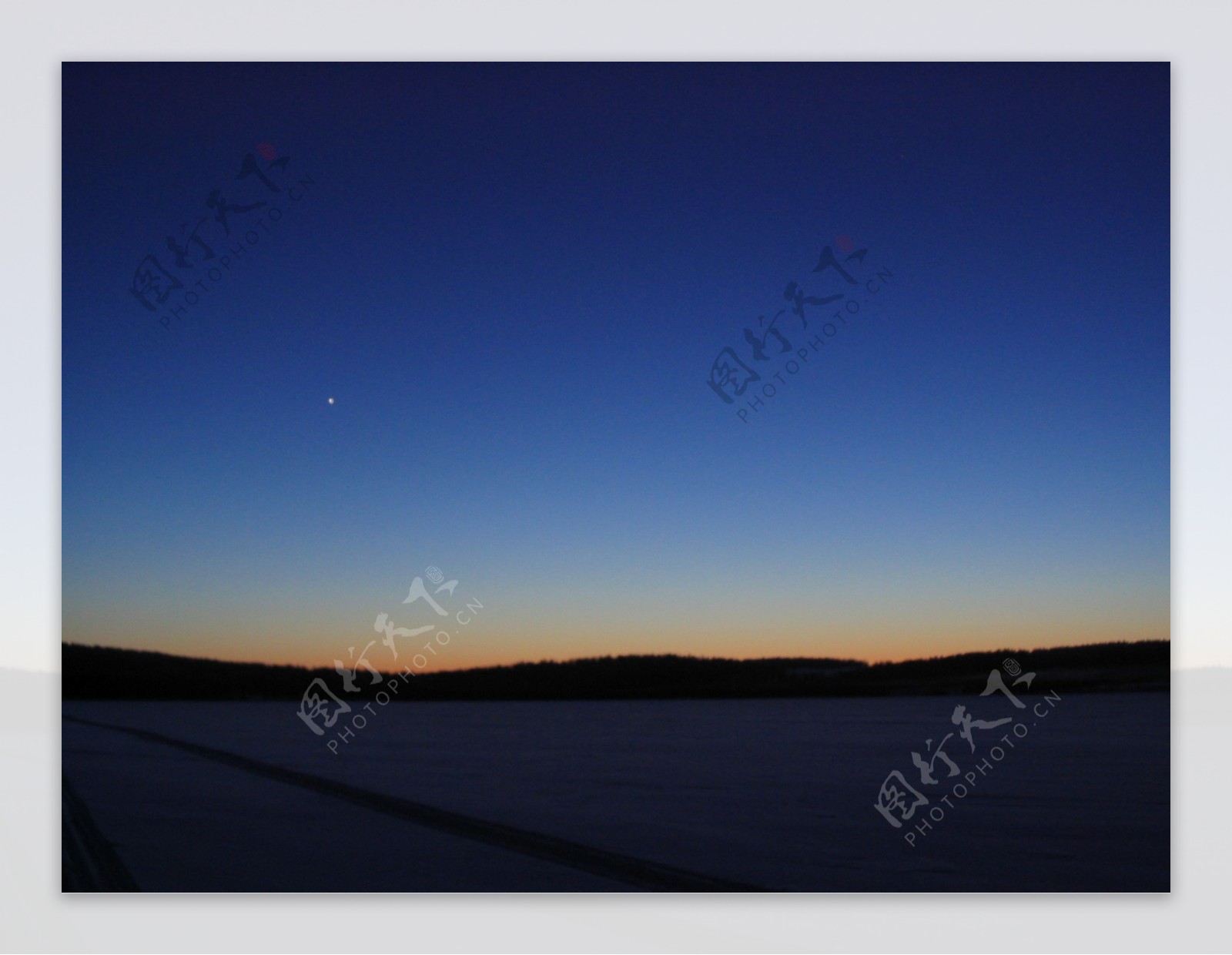 黎明的湖面图片