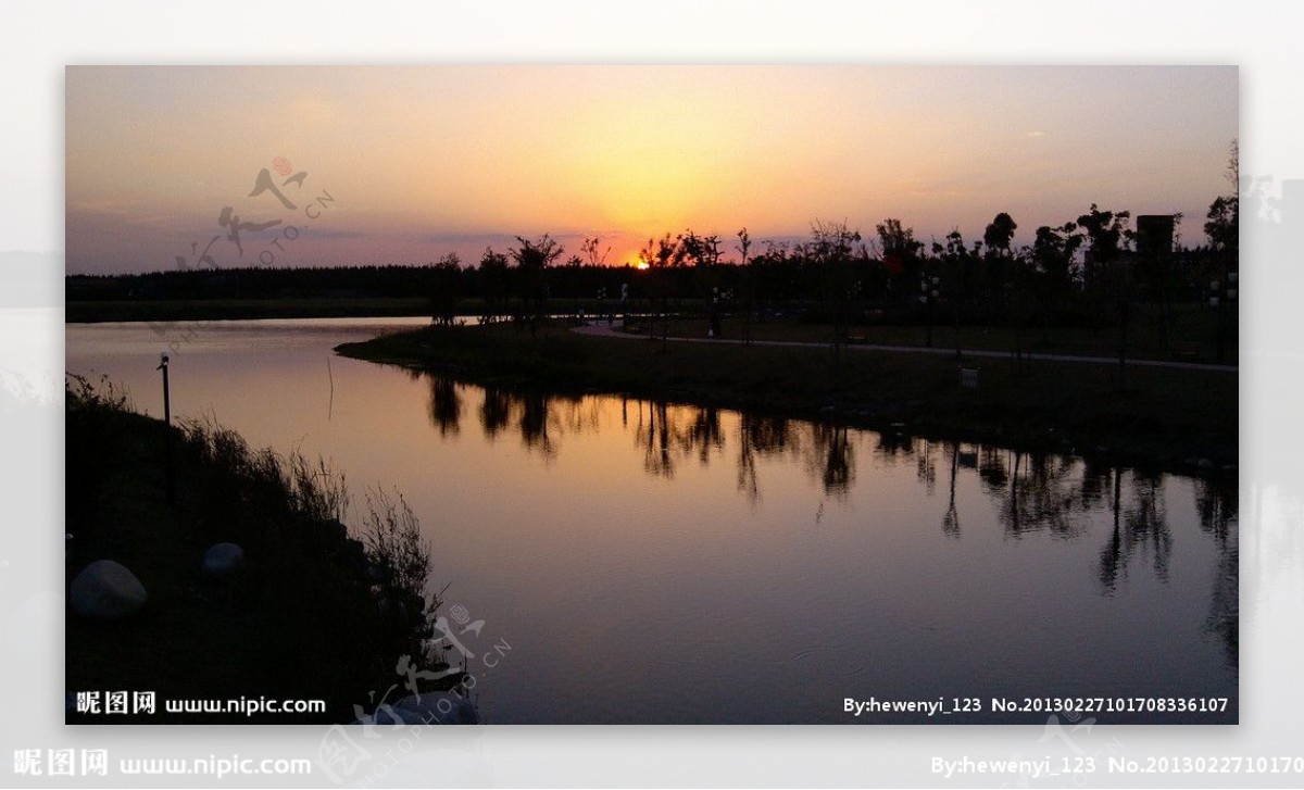 河畔夕阳图片