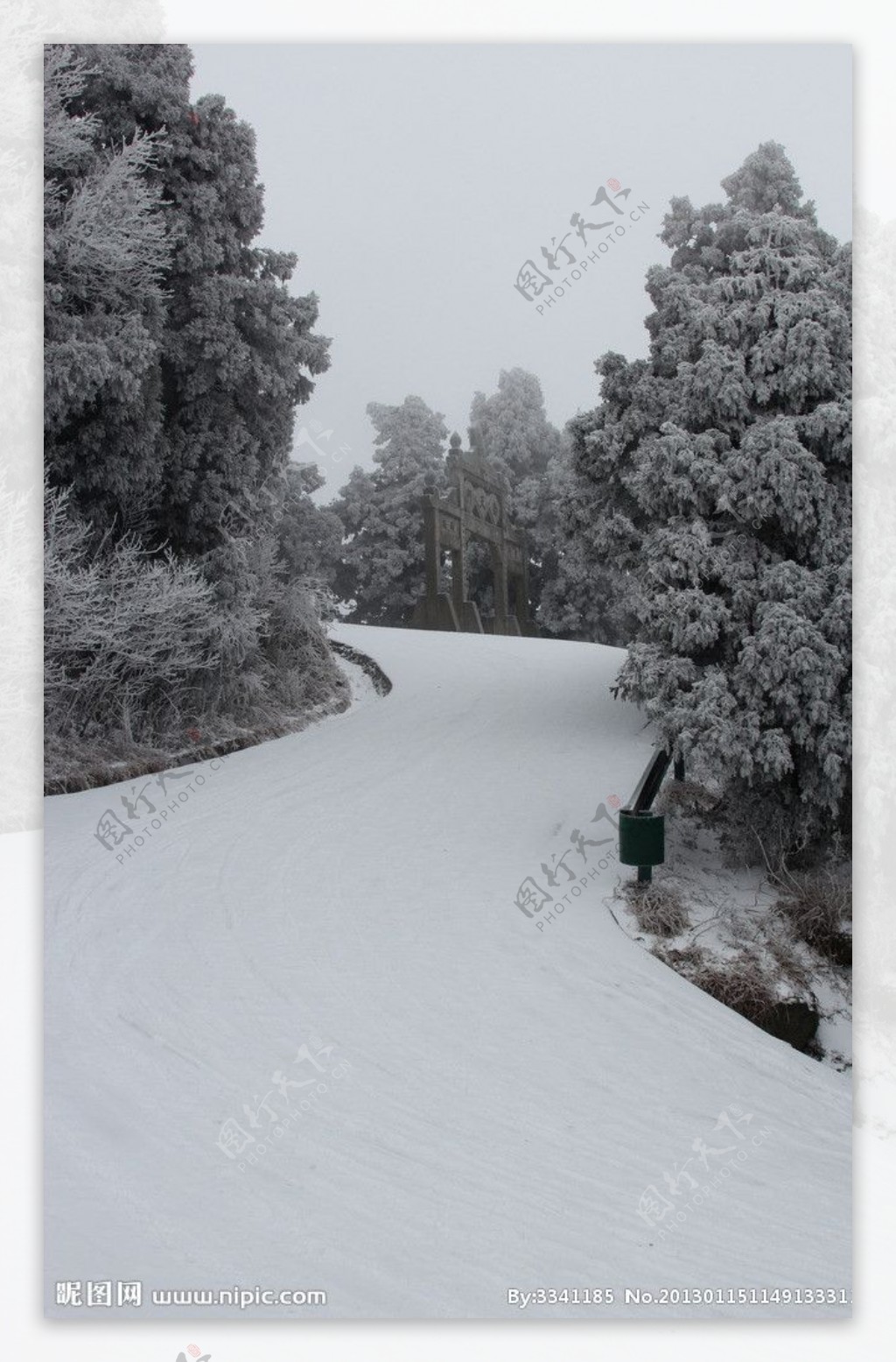 积雪的山道图片
