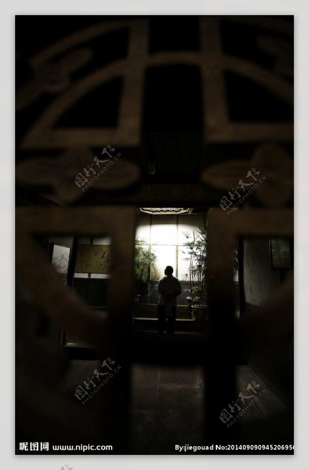 透过窗棂看孤寂的人图片