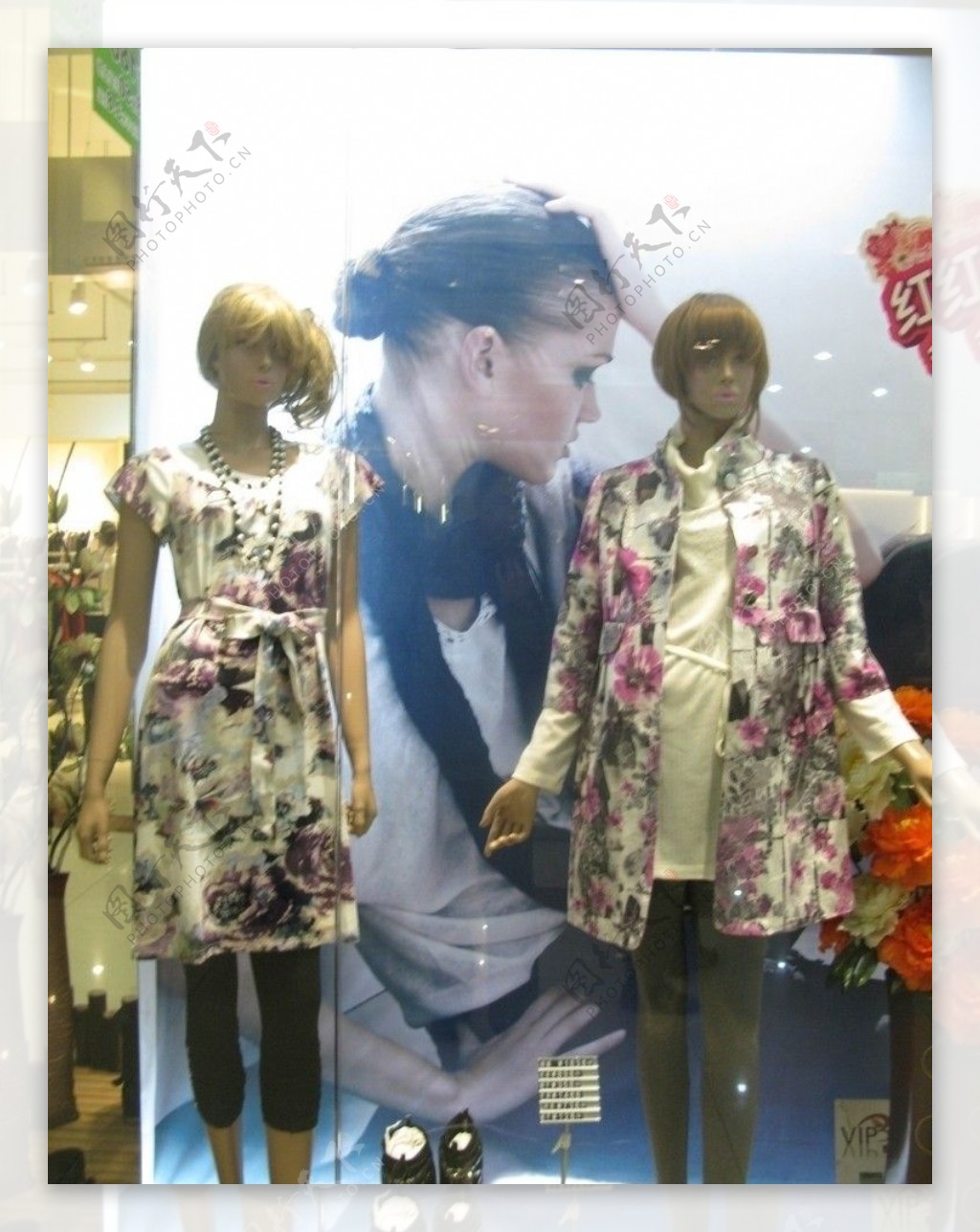 2010春季时尚女装橱窗展示1图片
