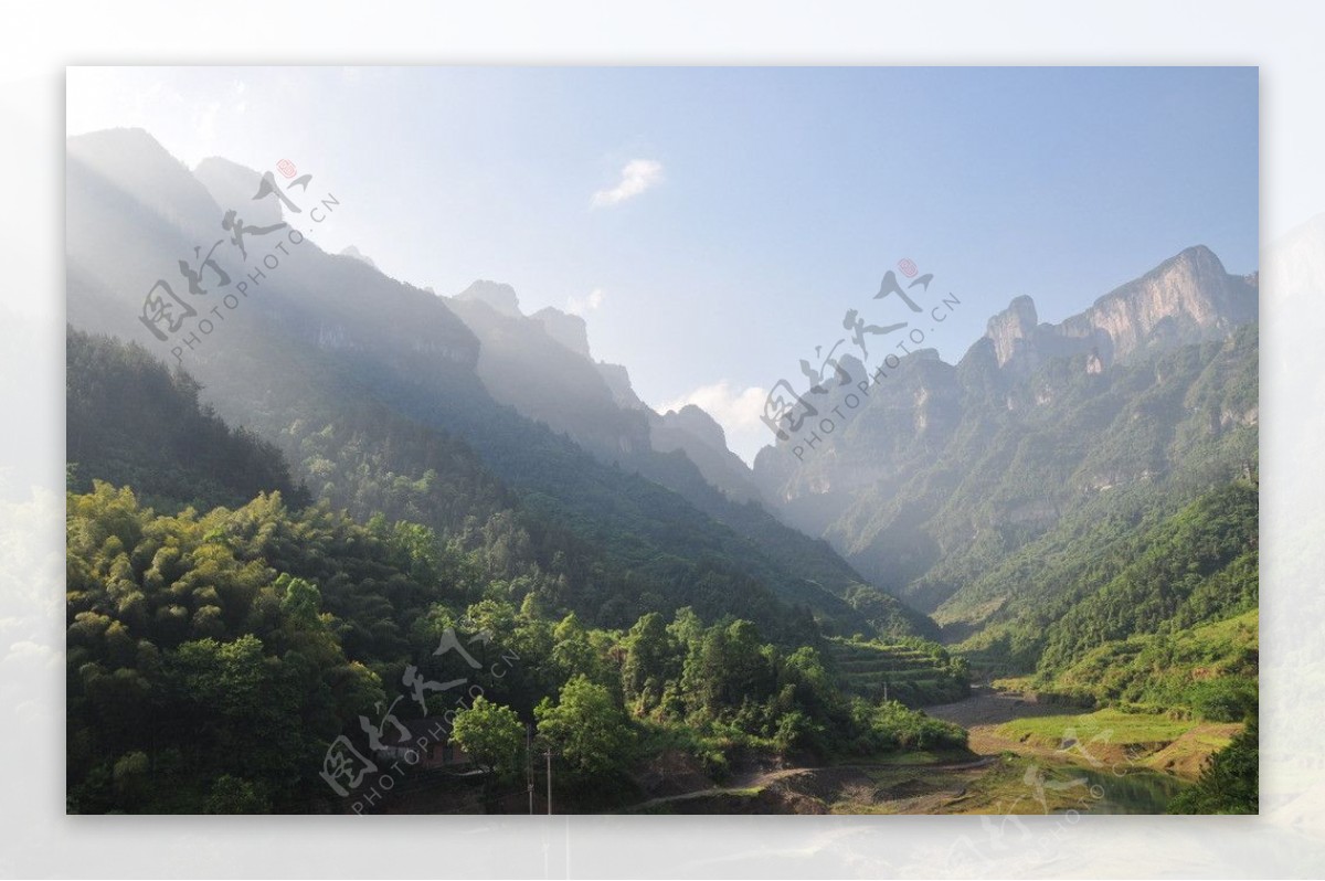 湖南张家界晨曦中的山谷图片