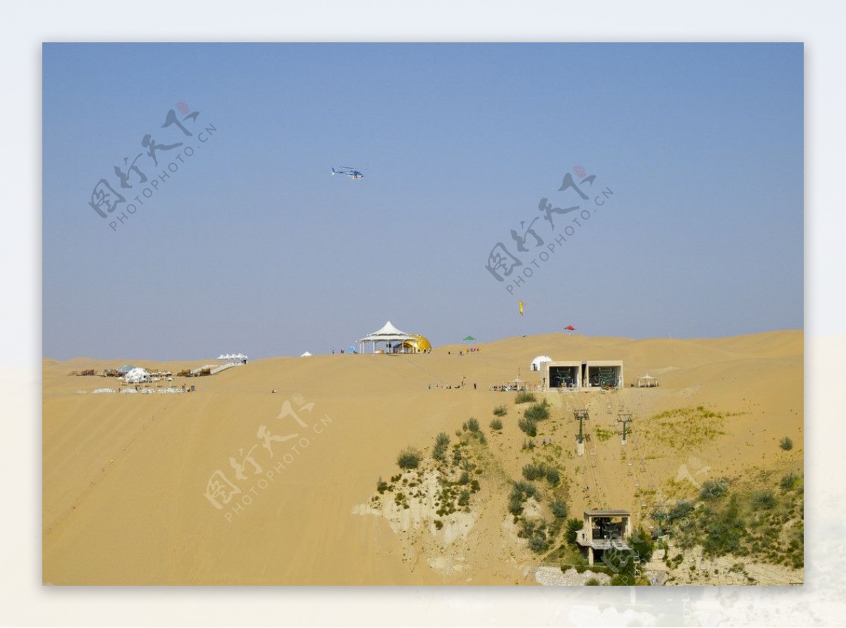沙漠里的直升飞机图片