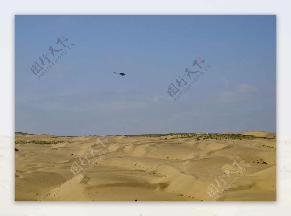 沙漠上空的直升飞机图片