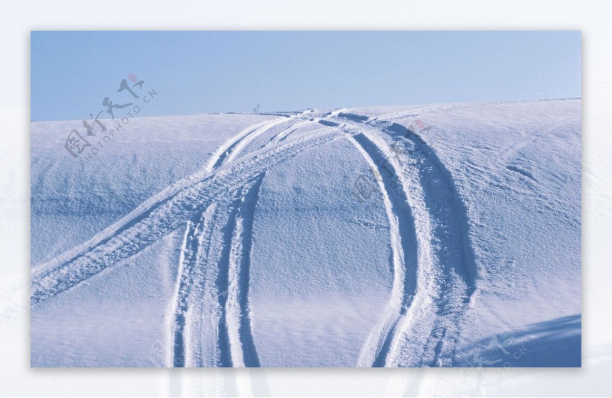 山坡上的雪痕图片