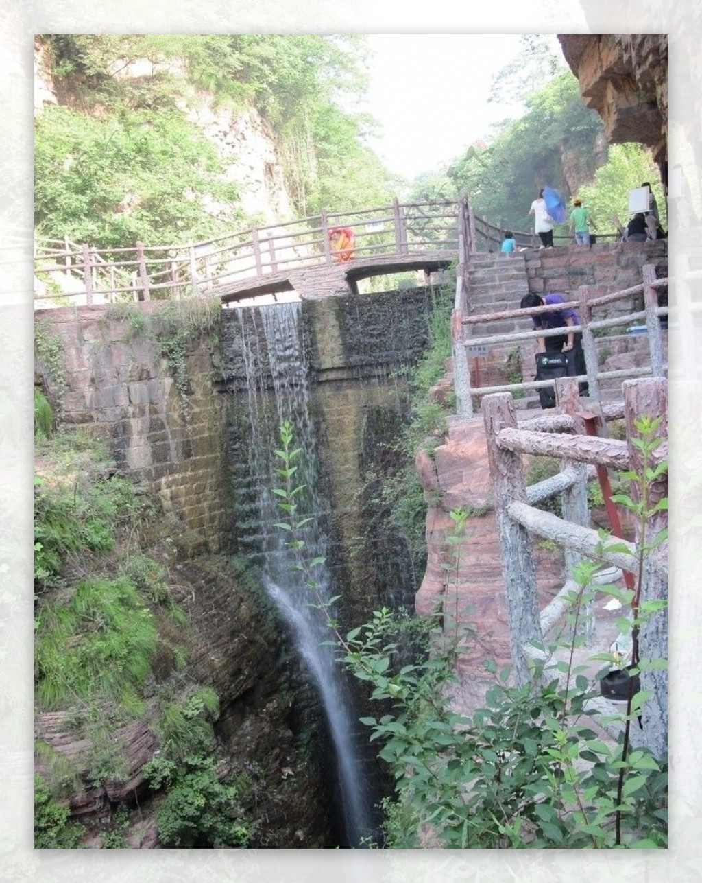 水流于山间图片