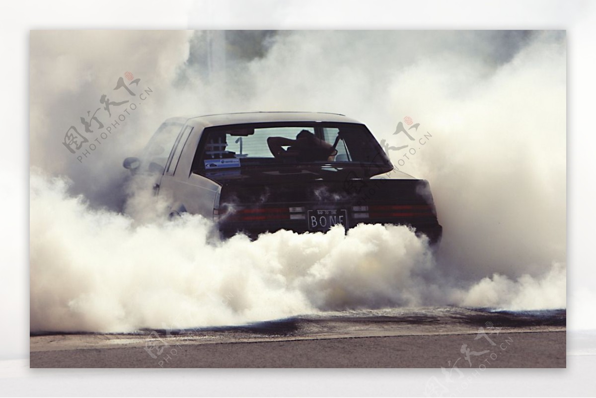 烟雾中的汽车图片