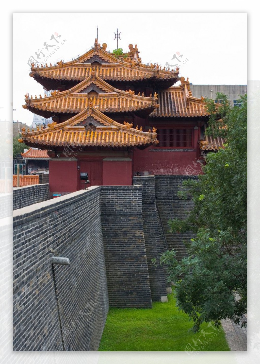 泰安岱庙围墙外景图片