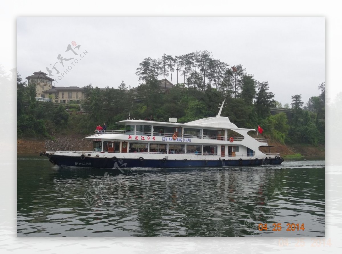 游千岛湖最好的方式便是乘坐快艇，那种自然之美不逊于大理洱海_游船