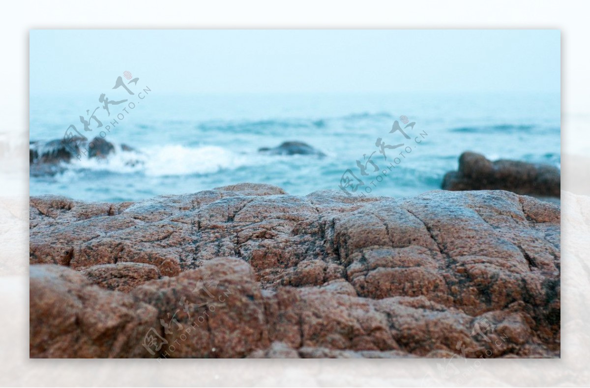 沙滩岩石图片
