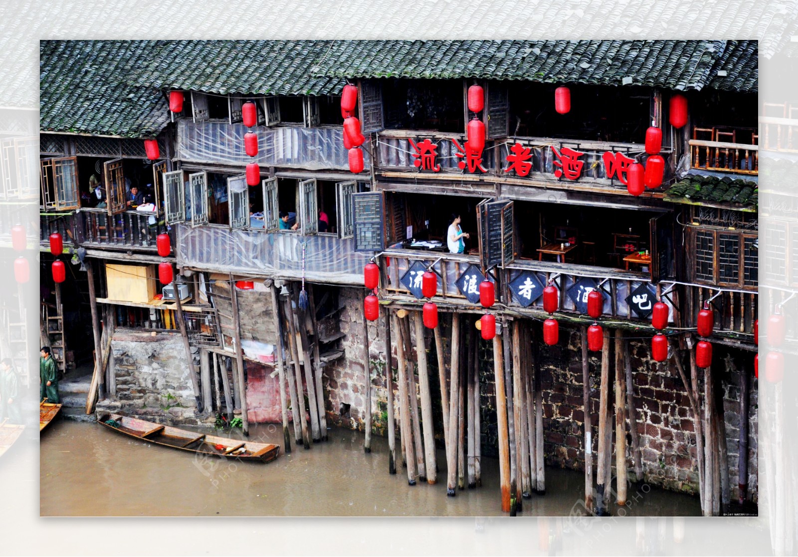 【携程攻略】凤凰回龙阁吊脚楼景点,吊脚楼是湘西土家族的标志，这些建筑也是凤凰古城的代表。沱江河畔，…