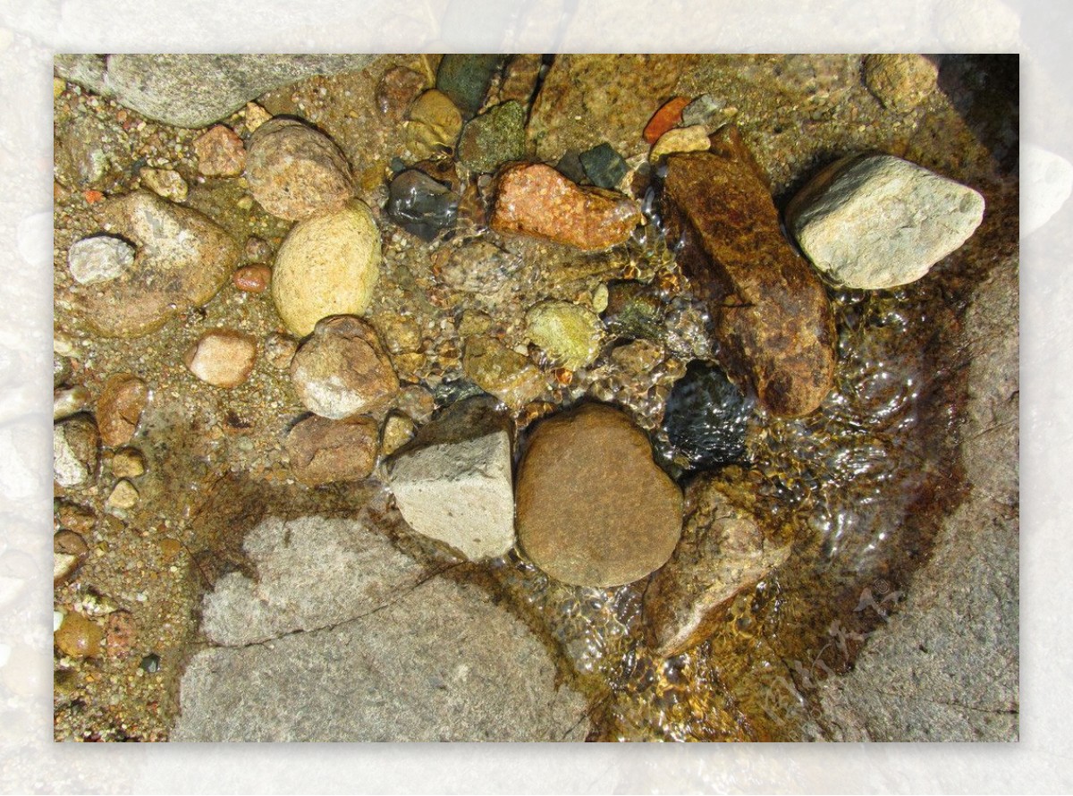 水中石子图片