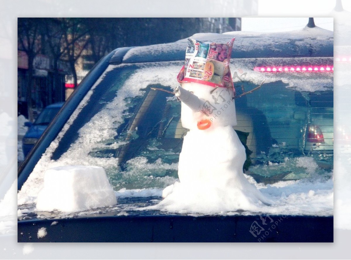 车上雪人图片