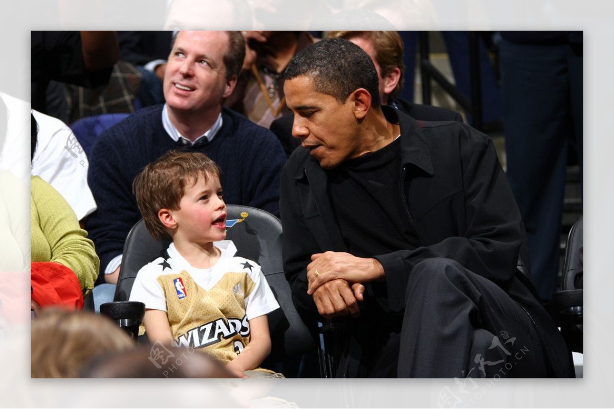 奥巴马观看NBA图片