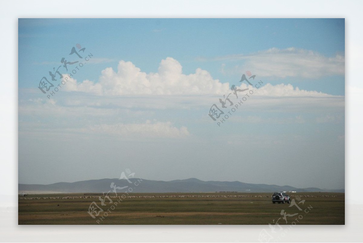 行驶在内蒙古大草原上图片