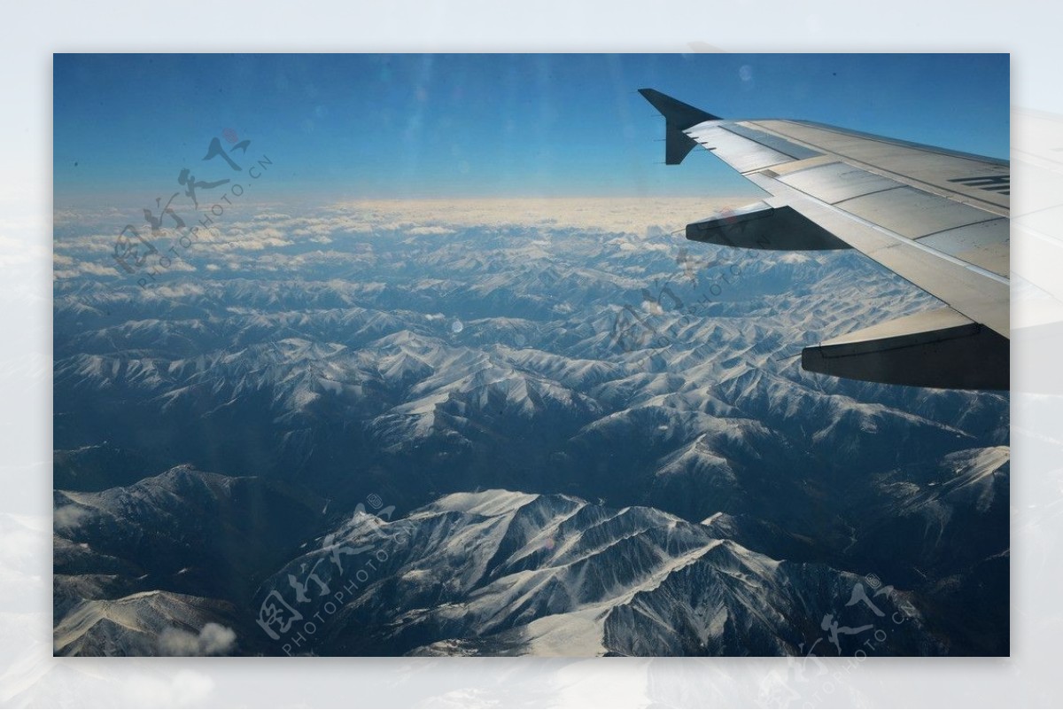 飞过雪山图片