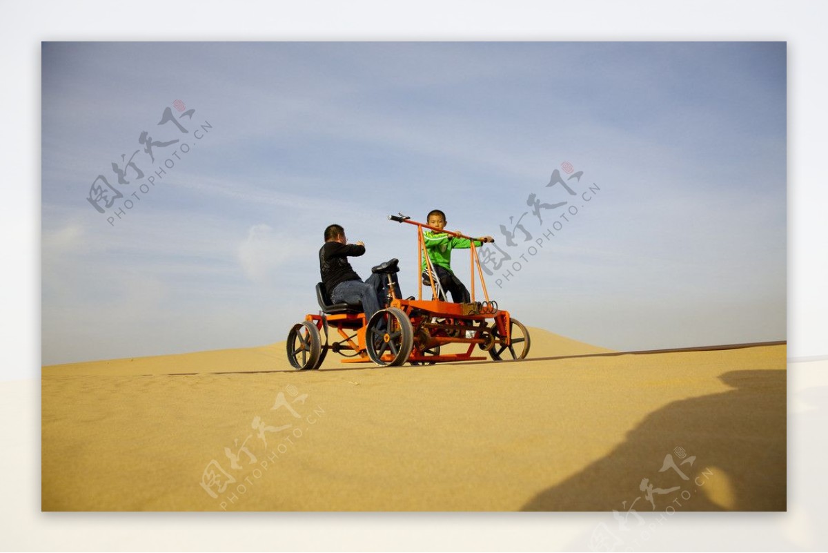 内蒙古响沙湾沙漠旅游景区的轨道自行车图片