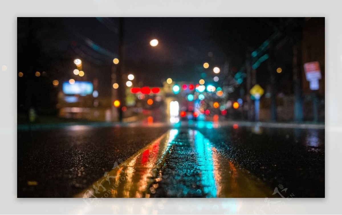 雨后马路霓虹灯图片