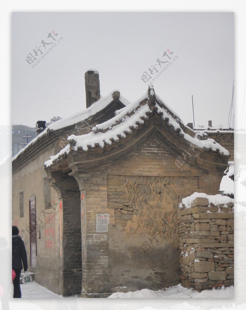 雪中古老建筑图片