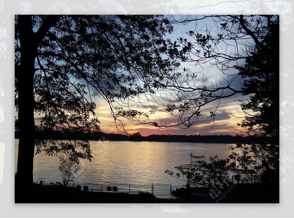 夕阳湖景图片