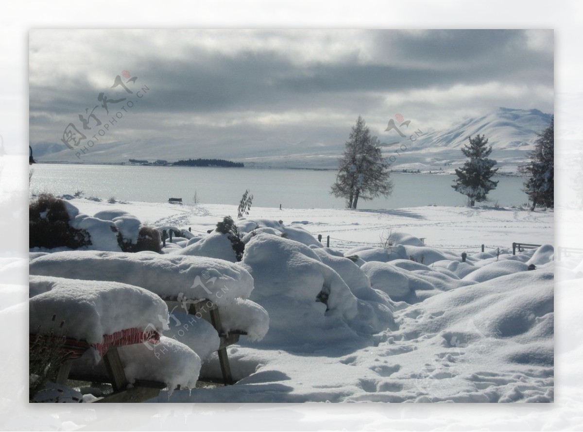 冬季湖岸景色图片