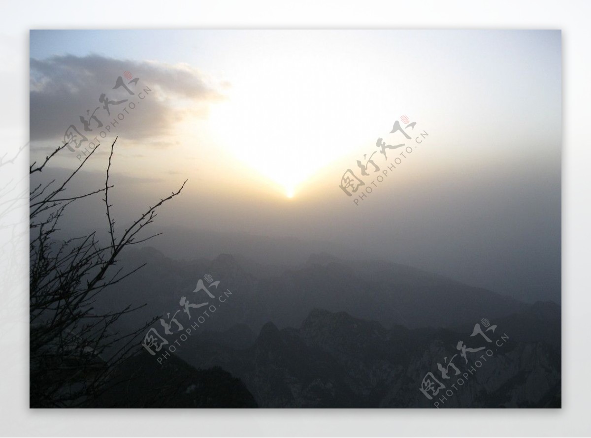 华山西峰顶日落图片