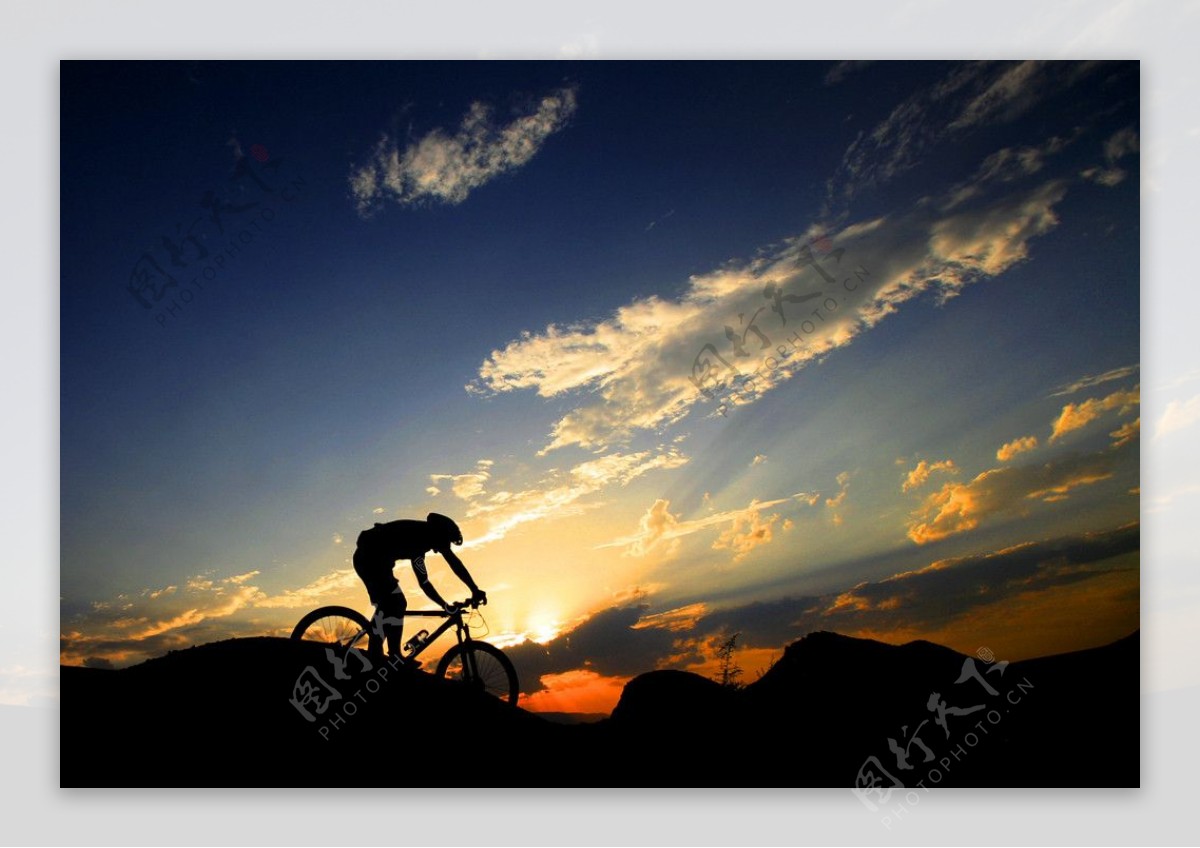 骑着自行车的人物45299_体育运动_人物类_图库壁纸_68Design