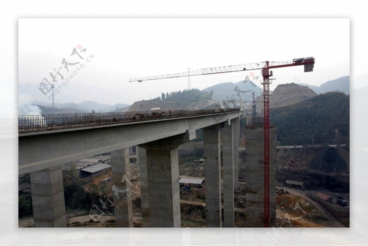 达陕高速正在建设的吴家河大桥图片