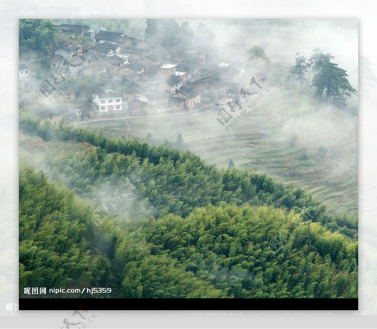 烟雾山村图片