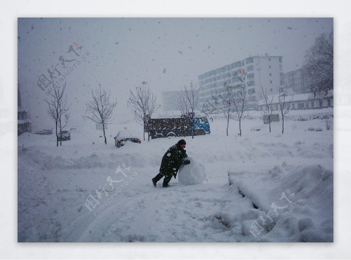雪中堆雪球玩雪的男孩图片素材_免费下载_jpg图片格式_VRF高清图片500670456_摄图网