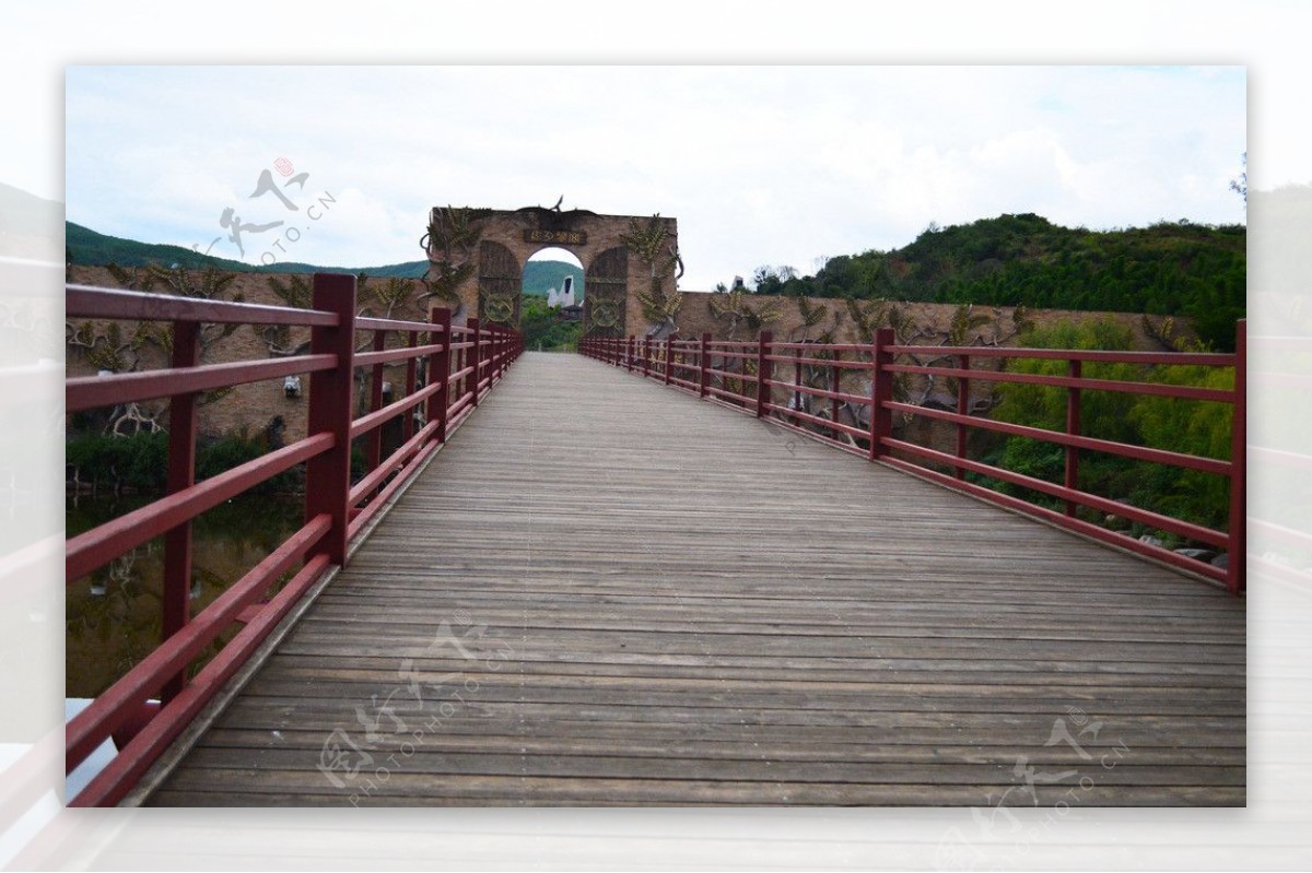 侏罗纪栈桥图片
