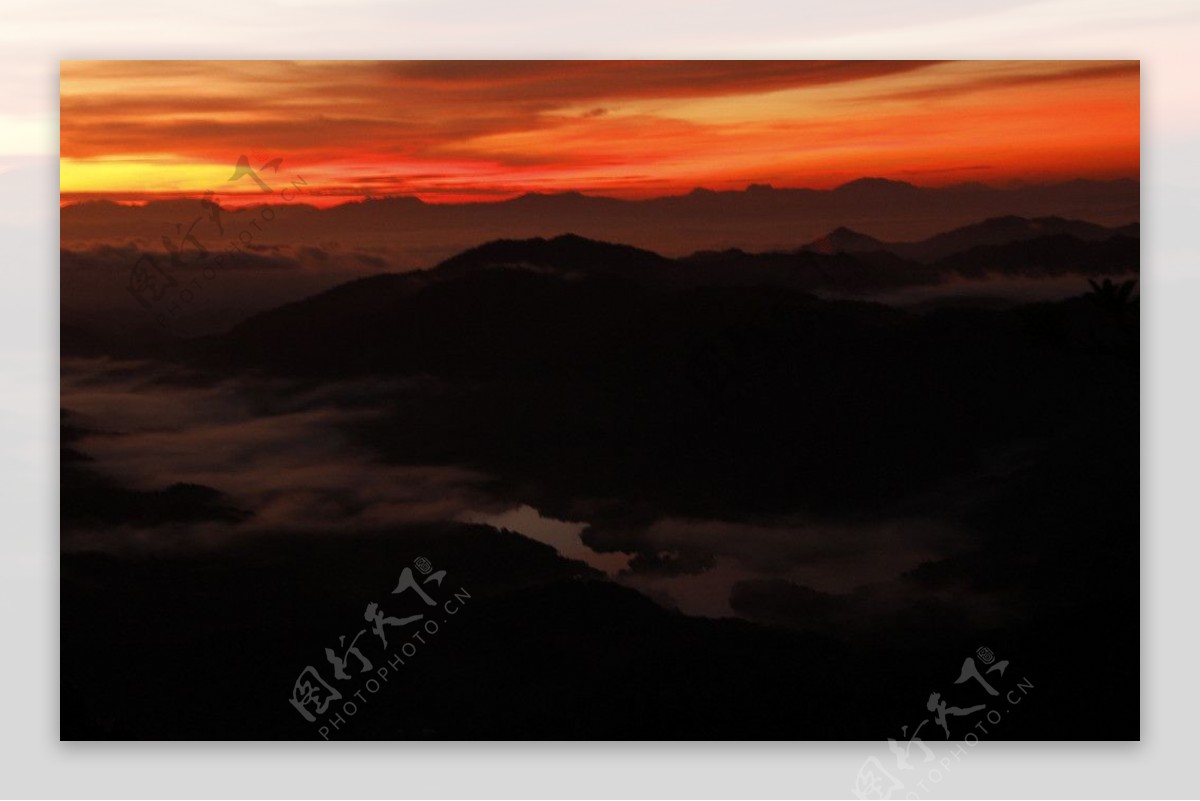 日出前的群山图片