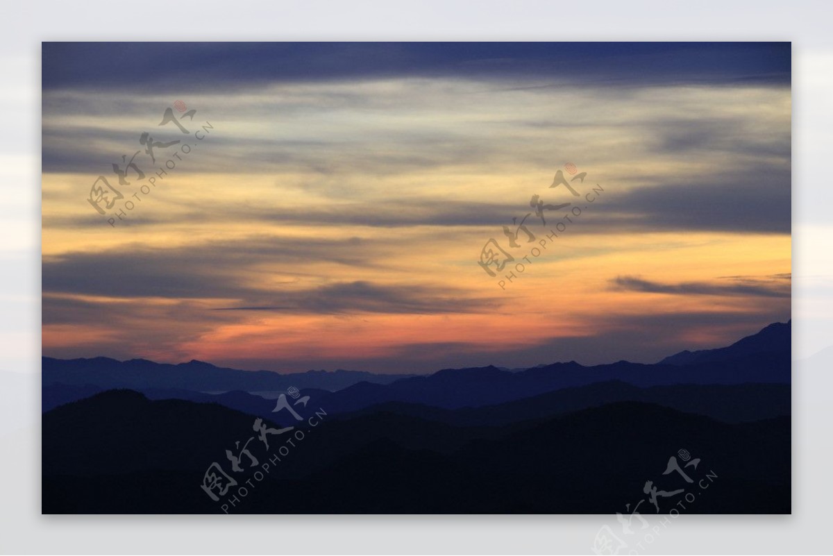 日出前的朝霞图片
