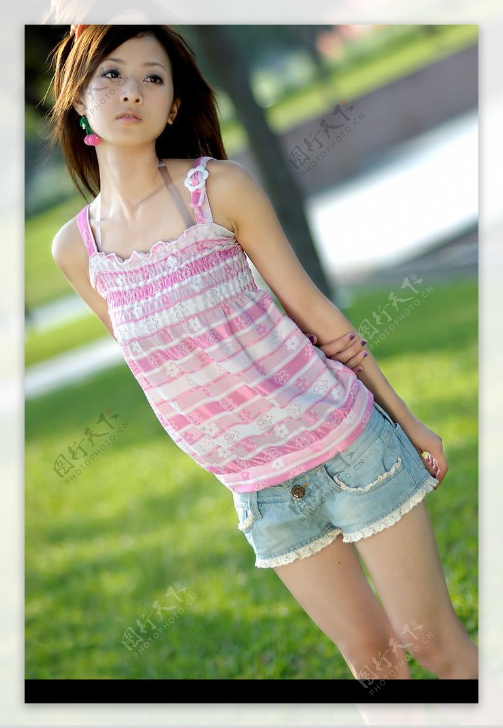 台湾网络人气美女果子MM粉色条纹T恤图片