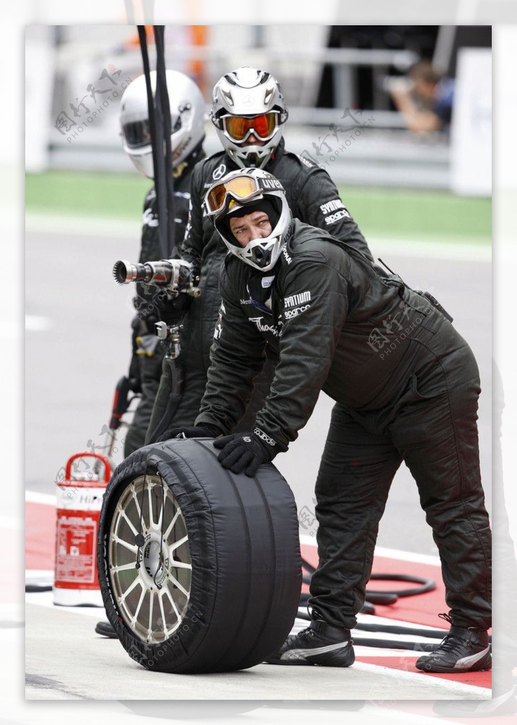 准备换轮胎的F1车队队友图片