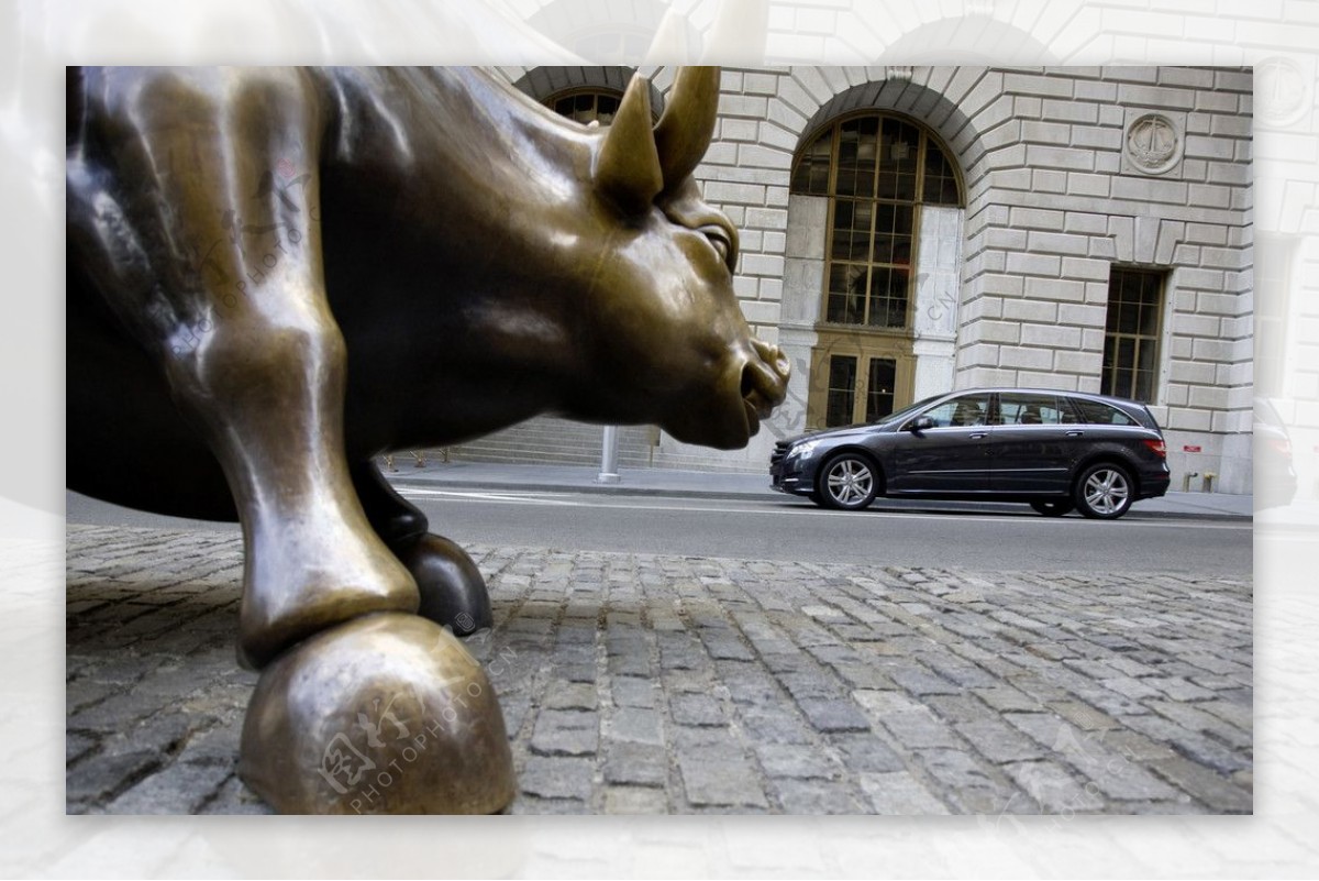 铜牛雕塑和奔驰轿车图片