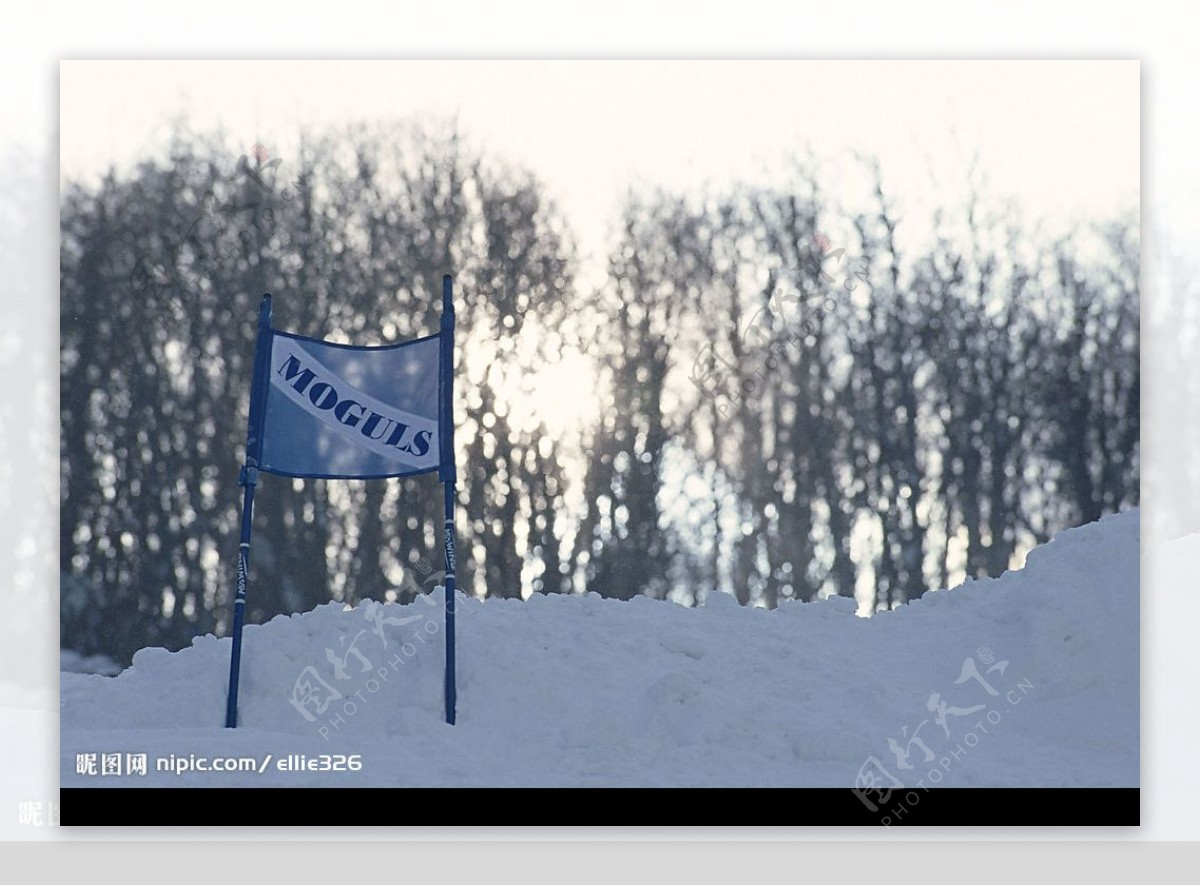 雪山滑雪场标记旗帜图片