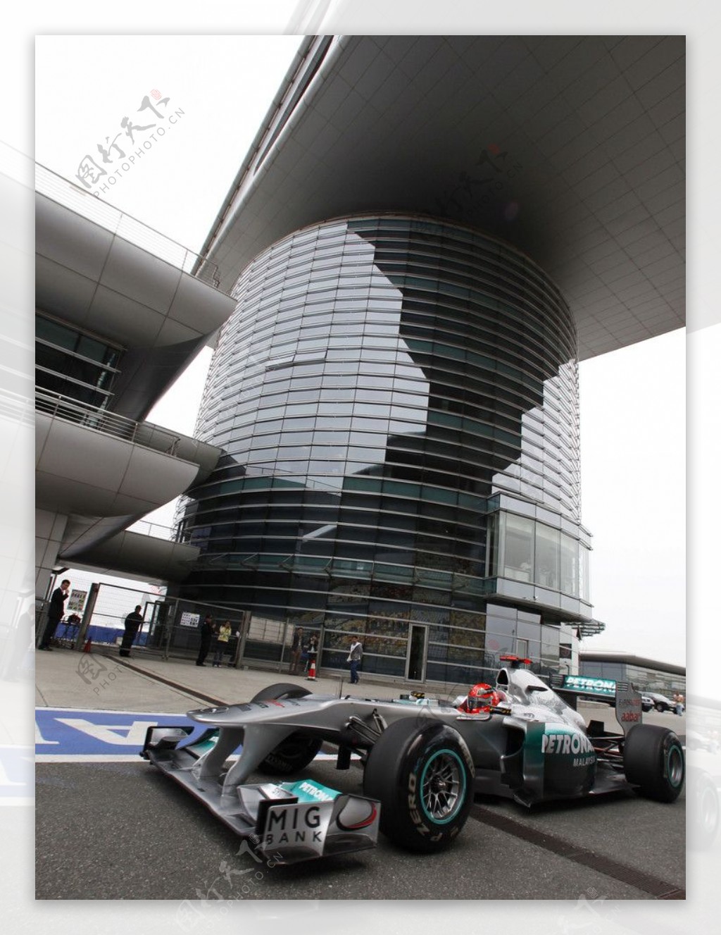 F1在建筑物下图片
