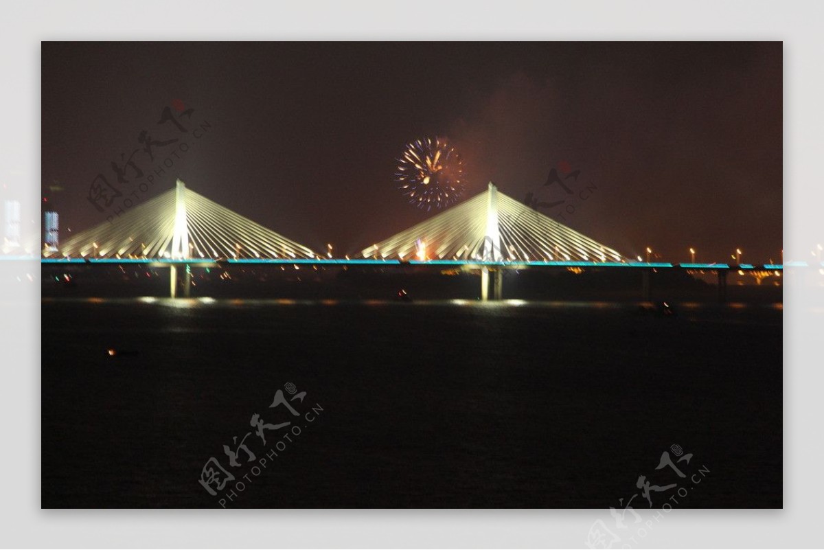 江水大桥夜景烟花图片