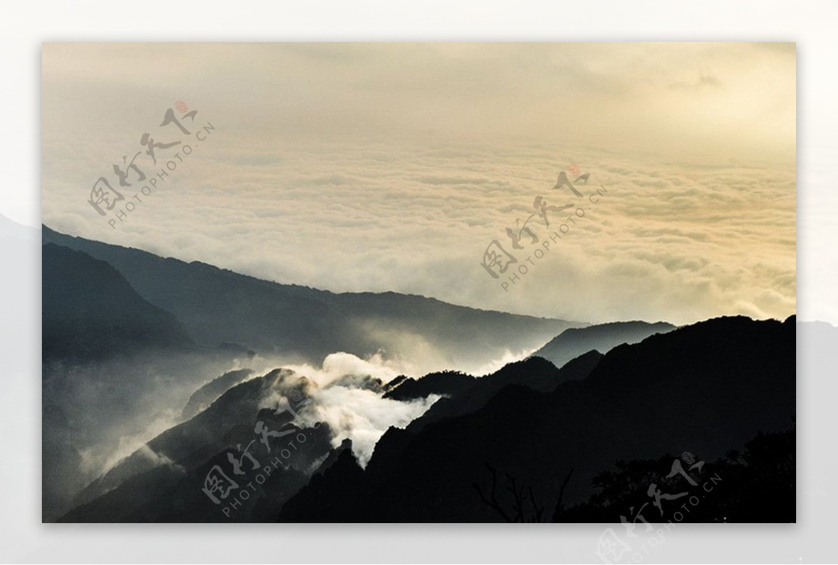 云海山顶图片