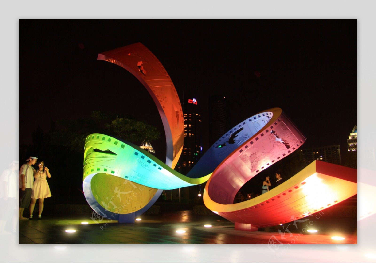青岛音乐广场雕塑夜景图片