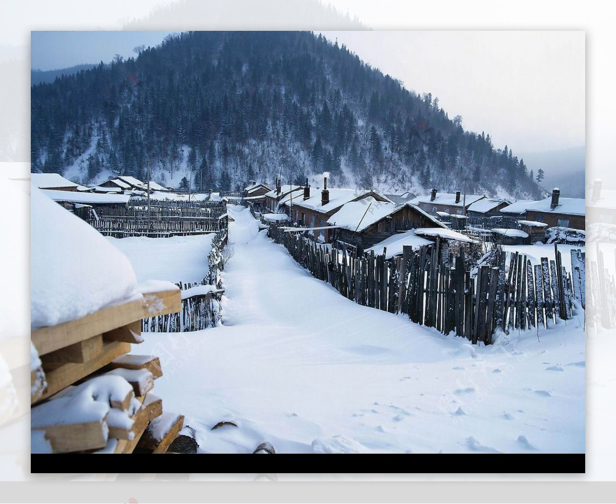 冬景迷人村庄雪路图片