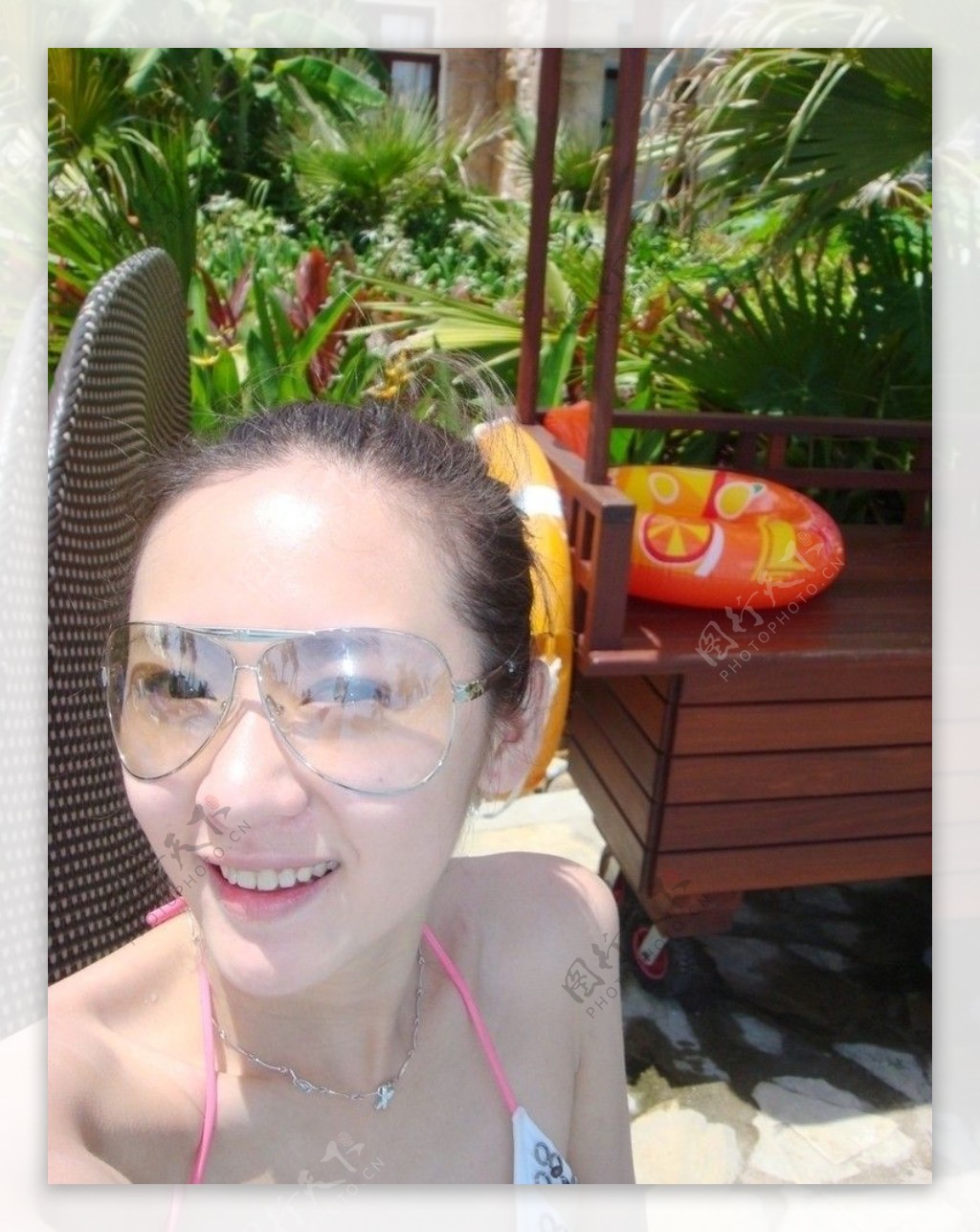 张佳莹游泳池太阳镜写真图片