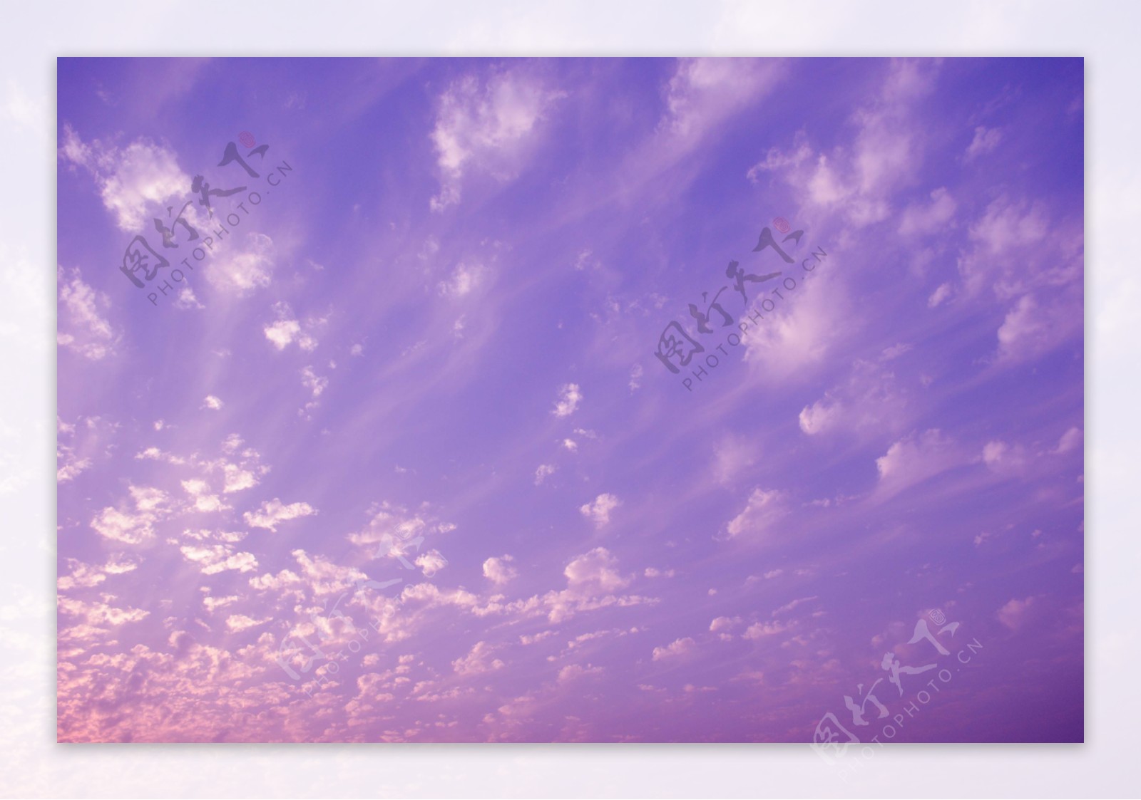祥和迷人的紫色云图片