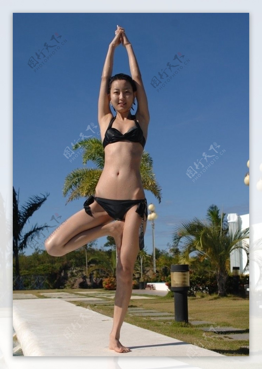 孔斯2010年菲律宾长滩岛度假黑色泳装瑜伽图片